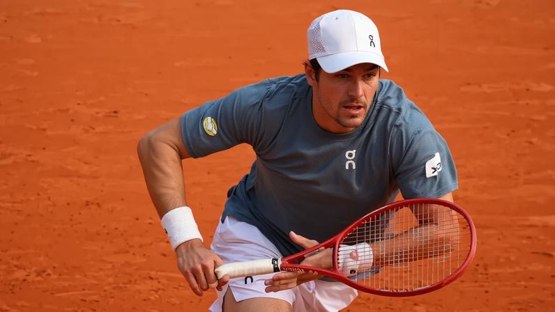 João Fonseca na vitória sobre o francês Arthur Rinderknech em Monte Carlo (Reprodução)