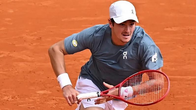 João Fonseca na vitória sobre o francês Arthur Rinderknech em Monte Carlo (Reprodução)