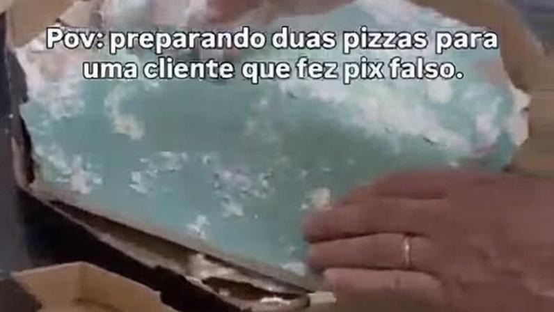 Comerciante gravou vídeo em que monta uma caixa de pizza recheada com entulho, enviada ao endereço informado pela suposta cliente