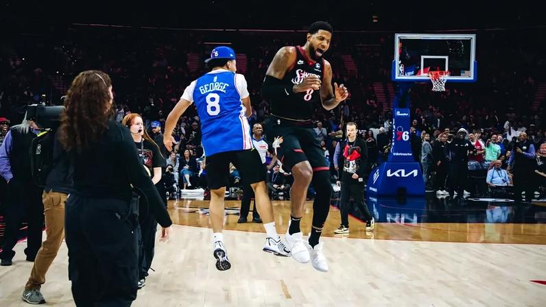 Torcedor do Philadelphia 76ers comemora a cesta que lhe rendeu US$ 10 mil (Foto: Divulgação)