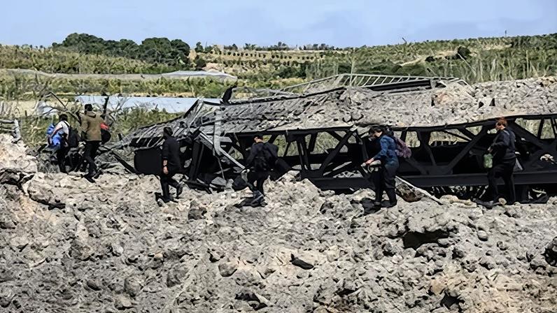 Escombros provocados por un ataque israelí obre el último puente que unía el sur del Líbano con el resto del país, en Qasmiyeh, el 16 de abril.