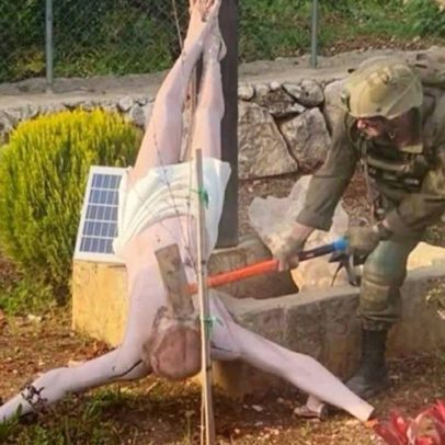 Indignação após foto de soldado israelense marretando estátua de Jesus no Líbano