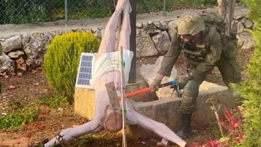 Soldado israelense golpeia estátua de Jesus Cristo com uma marreta no sul do Líbano. - (X/Reprodução)