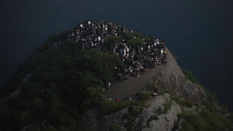 Turistas ilhados no Morro Dois Irmãos.