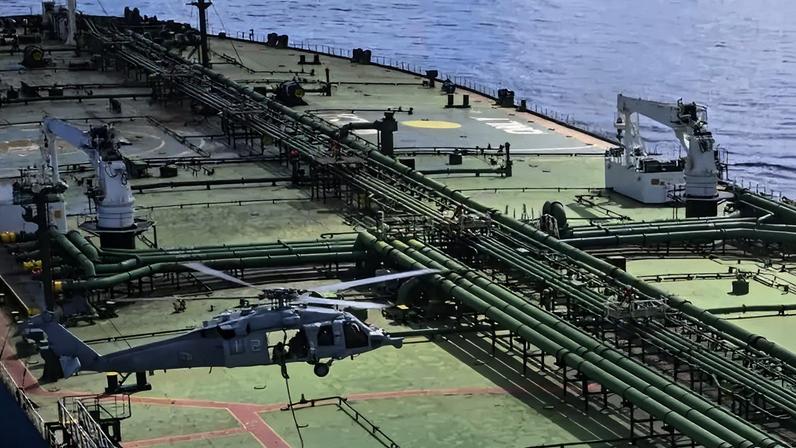 Fotografia divulgada pelo Pentágono mostra militares americanos durante apreensão de petroleiro ligado ao Irã. 23/04/2026 (DeptofWar/Reprodução)