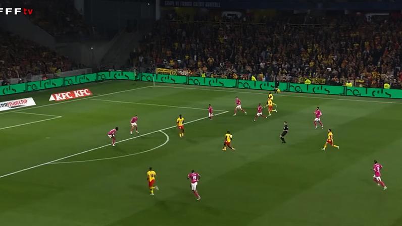 Allan Saint-Maximin marcou um golaço da entrada da área, ajudando o Lens a vencer o Toulouse por 4 a 1 na semifinal da Copa da França.