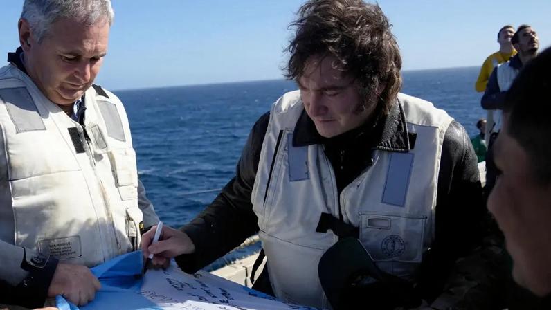 O Presidente da Argentina, Javier Milei, junto a uma comitiva oficial do Governo, participou de exercícios navais combinados a bordo do porta-aviões USS Nimitz dos Estados Unidos.