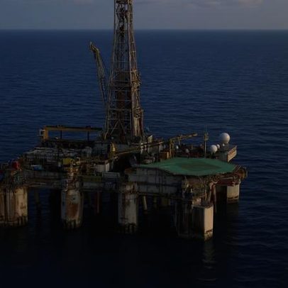 Ameaça dos EUA de bloquear Ormuz pressiona petróleo acima de US$ 100