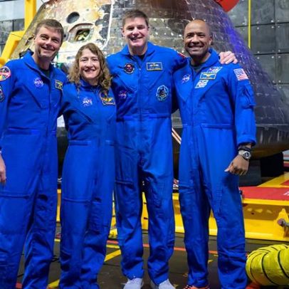NASA divulga foto de astronautas em frente à Orion após pouso da Artemis 2