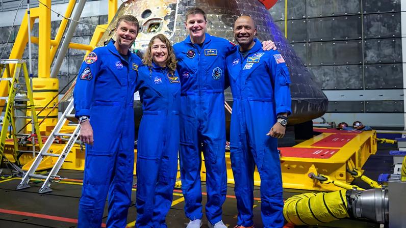 NASA divulga foto de astronautas em frente à Orion após pouso da Artemis 2