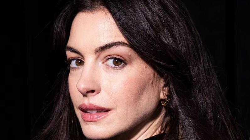 Anne Hathaway volta como Andy Sachs em 'O Diabo Veste Prada 2', mas também vive popstar no filme 'Mother Mary', ainda sem previsão de estreia no Brasil