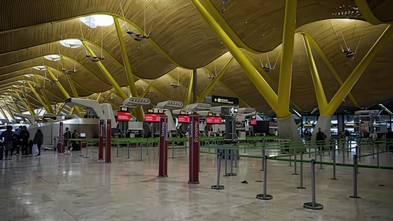 Mostradores de facturación en la Terminal T4 del Aeropuerto Adolfo Suárez Madrid-Barajas, el 30 de marzo pasado.