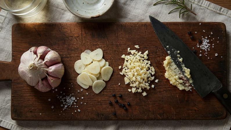 Corte e preparo do alho definem o sabor do prato