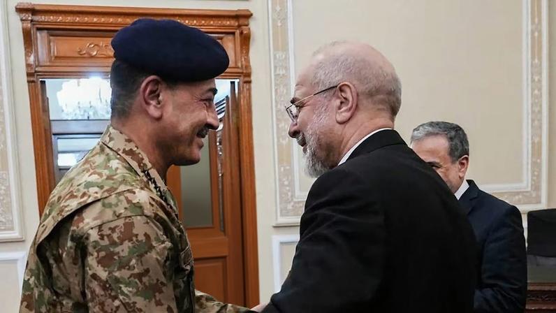 O presidente do Parlamento iraniano, Mohammad Bagher Ghalibaf (à direita), dando as boas-vindas ao chefe do Exército do Paquistão, Asim Munir, antes de sua reunião em Teerã