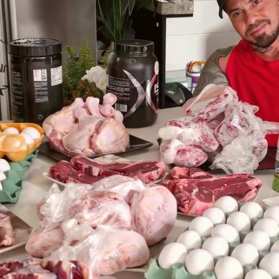 Influenciador adota dieta carnívora com até 3000 calorias e carne crua