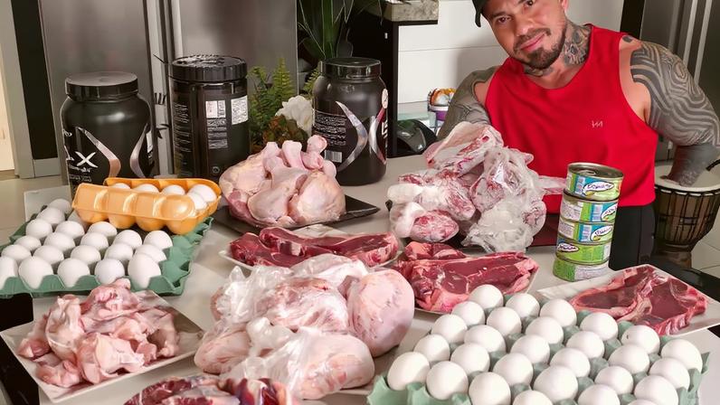 Influenciador adota dieta carnívora com até 3000 calorias e carne crua
