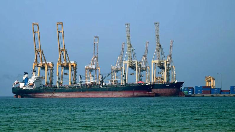 Perspectiva de reabertura do Estreito de Ormuz derruba petróleo em mais de 15% e impulsiona a renda variável