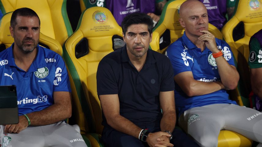 Abel Ferreira no banco de reservas em jogo do Palmeiras pela Copa Libertadores