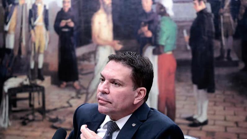 Ex-deputado afirma que, ao contrário do que havia informado Paulo Figueiredo, ele não foi preso pela multa de trânsito