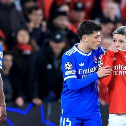 Fifa aplica cartão vermelho a jogadores que abafam a boca atos discriminatórios