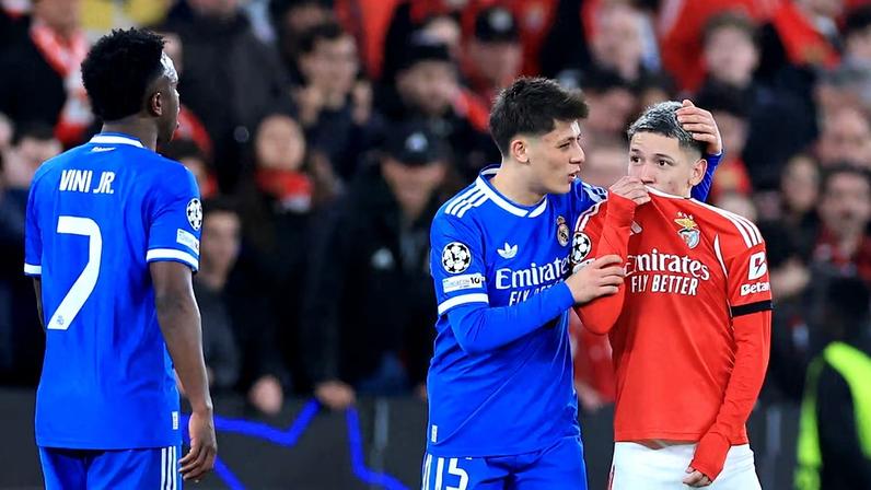 Gianluca Prestianni cobriu a boca em discussão com Vinicius Junior na Champions League.