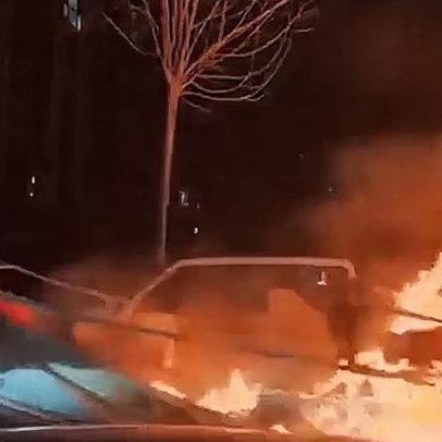 Idoso é flagrado transportando lancha em chamas em estrada na China, vídeo
