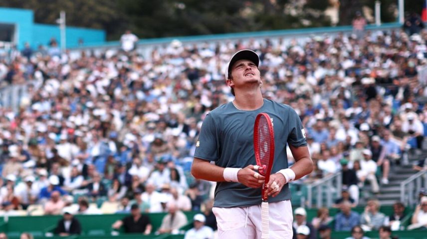 João Fonseca reage durante sua partida das quartas de final contra o alemão Alexander Zverev.