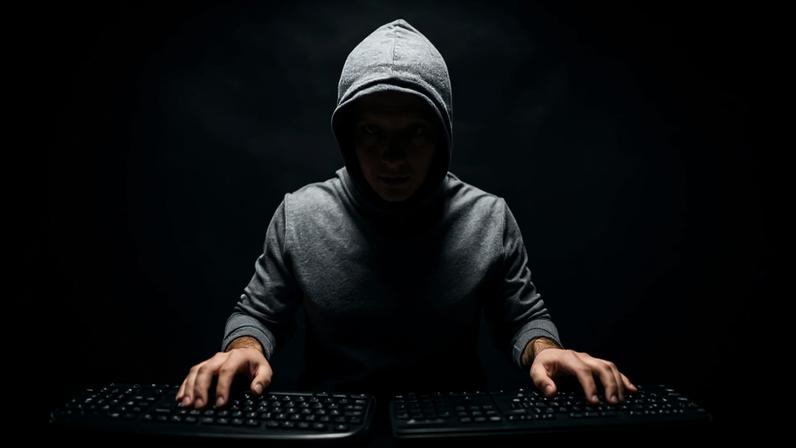 Hacker com tema escuro com capuz
