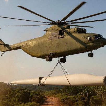 Maior helicóptero do mundo, pesando 56 toneladas, levanta aviões inteiros