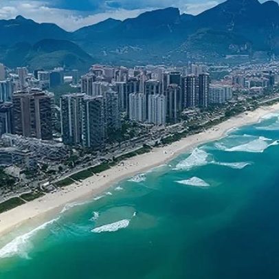 Helicóptero cai na Praia da Barra da Tijuca, no Rio