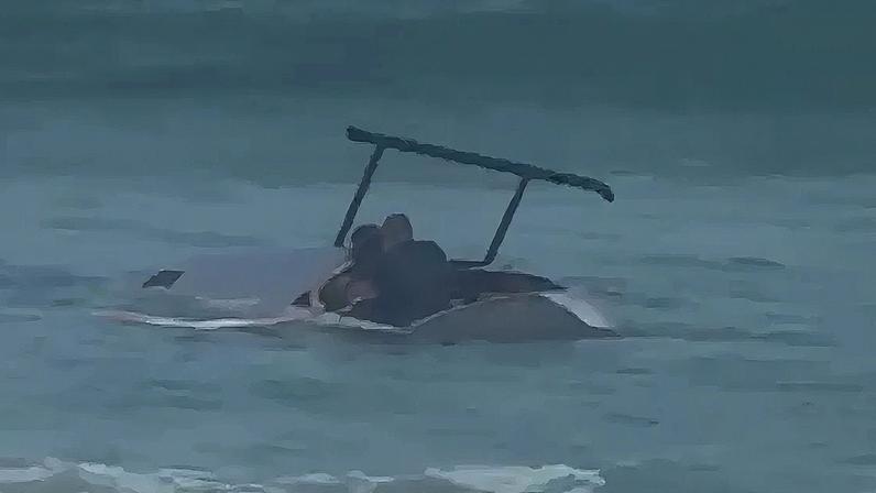Helicóptero caindo na praia