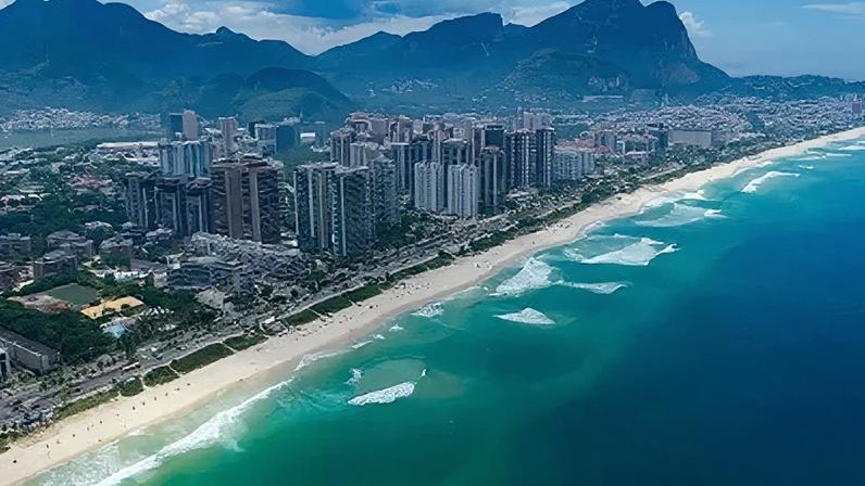 Helicóptero cai na Praia da Barra da Tijuca, no Rio