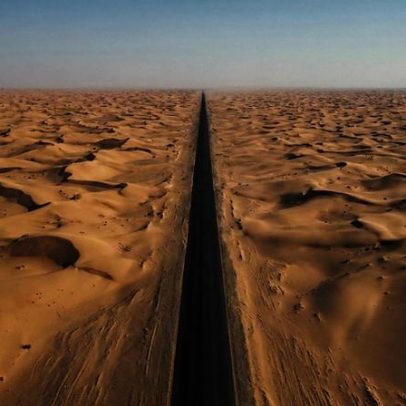 Estrada reta mais longa do mundo 240 km no deserto da Arábia com tráfego pesado