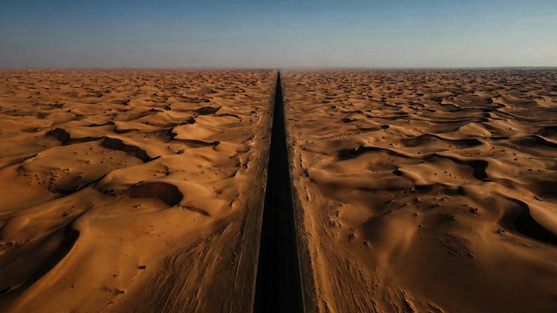 A estrada reta mais longa do mundo, na Arábia Saudita, oferece essa experiência extrema