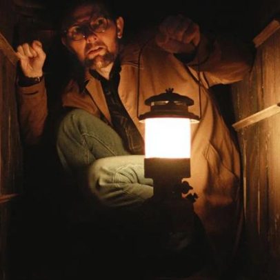 Hokum mostra que Adam Scott pode atuar em horror com mais frequência