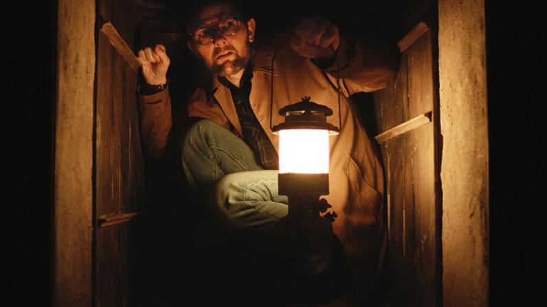 Hokum mostra que Adam Scott pode atuar em horror com mais frequência