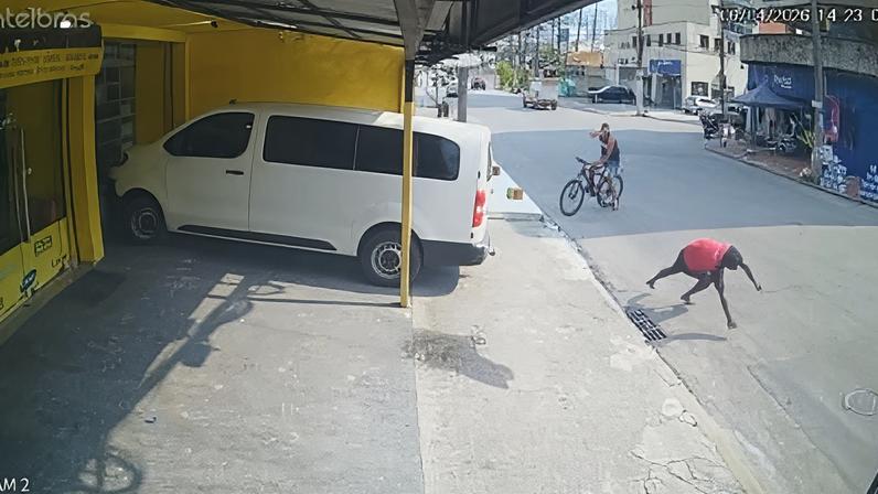 Câmeras de segurança flagraram a ação que resultou na tentativa de homicídio em Nova Iguaçu.