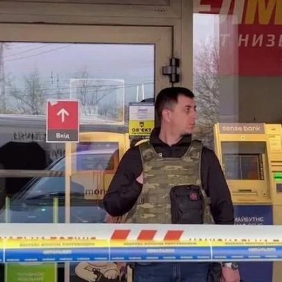 Atirador mata seis pessoas e mantém reféns em supermercado na Ucrânia