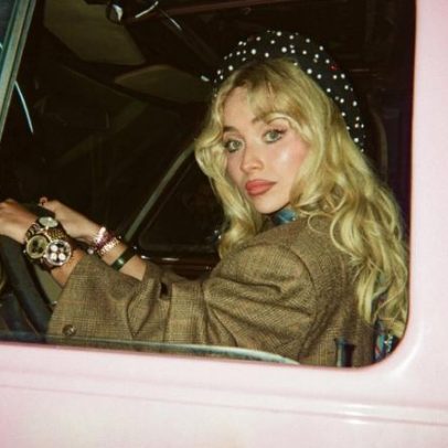 Sabrina Carpenter, Margaret Qualley e Madelyn Cline exibem glam tour pela casa