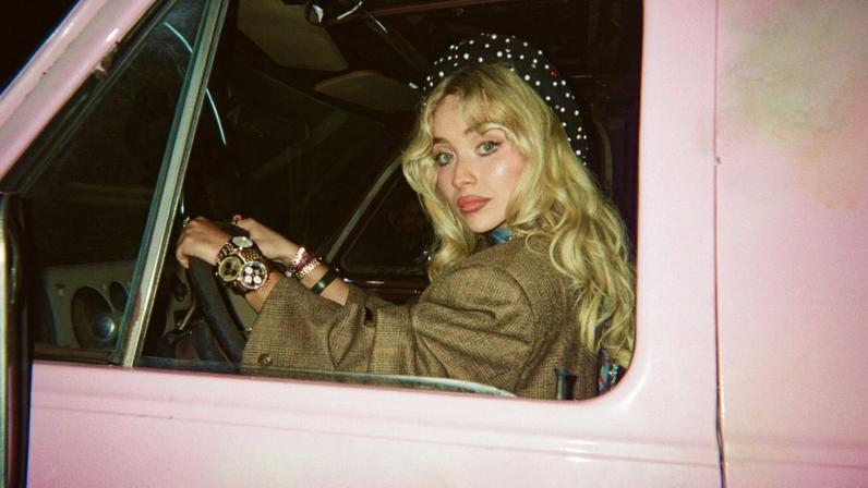Sabrina Carpenter, Margaret Qualley e Madelyn Cline exibem glam tour pela casa