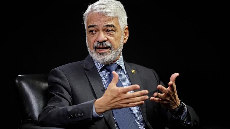 Na imagem, o senador Humberto Costa (PT-PE), que concorre à reeleição no Senado