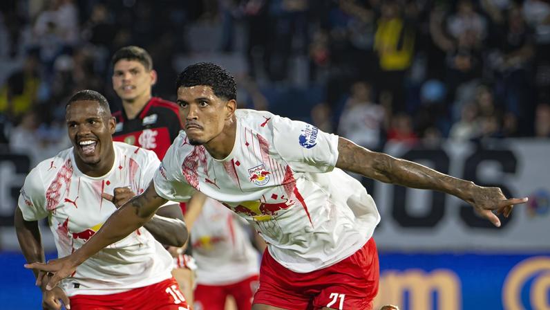 Lucas Barbosa comemora seu gol em vitória do Bragantino sobre Flamengo.