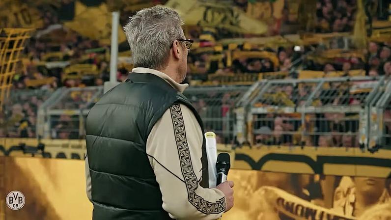 Confira como Norbert Dickel, lendário announcer do Borussia Dortmund, revelou a escalação para 80 mil torcedores antes do início do jogo da Bundesliga contra o Hamburger SV.