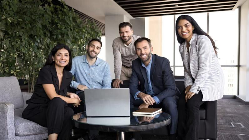 1º de abril: 6 mentiras do mundo corporativo que ainda moldam carreiras