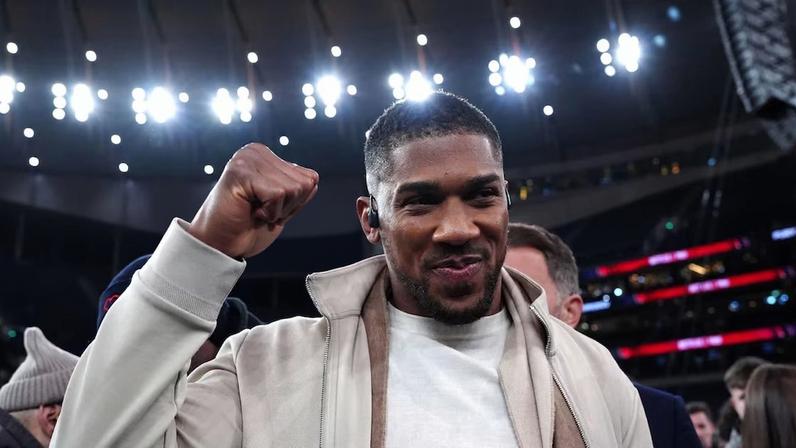Anthony Joshua acompanhou duelo de pesos pesados entre Tyson Fury e Arslanbek Makhmudov no começo de abril. Foto: Bradley Collyer/AP