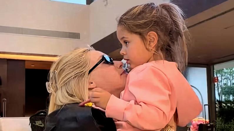 Virginia Fonseca retorna ao Brasil e entrega as filhas a Zé Felipe após alerta