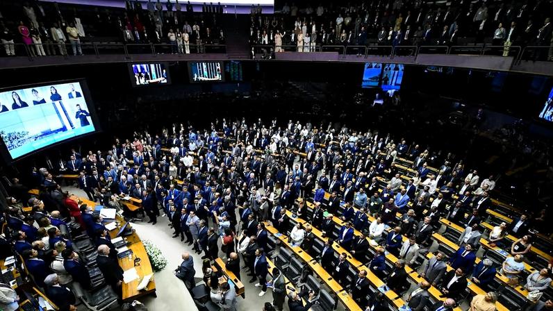 Prefeitos acompanham sessão solene de promulgação Emenda Constitucional que limitou o pagamento de precatórios pelas prefeituras e renegociou as dívidas dos municípios com a União, em setembro de 2025.
