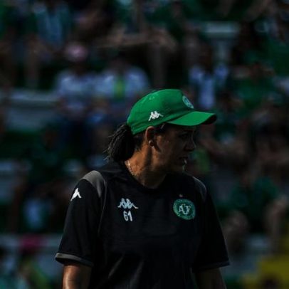 Primeira mulher auxiliar no Brasileirão fala sobre machismo no futebol