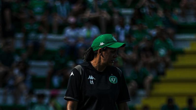 ‘A gente quer sobreviver’: primeira mulher auxiliar no Brasileirão fala sobre machismo no futebol