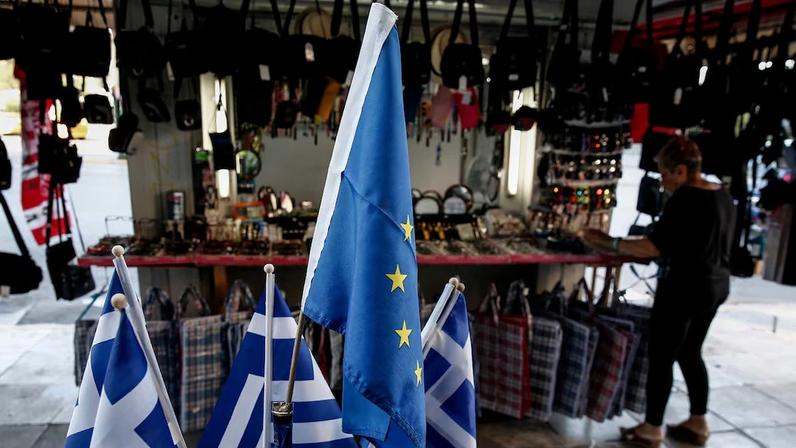 Bandeiras da Gécia e União Europeia. Foto: Yorgos Karahalis/AP
